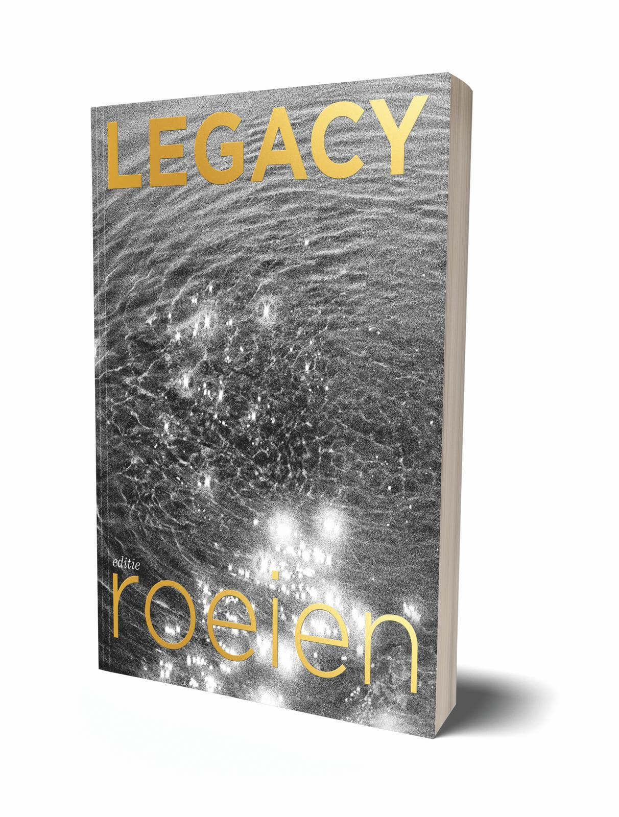 LEGACY editie ROEIEN — boekomslag met waterstructuur en gouden titel